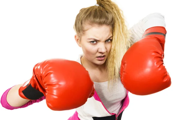 愤怒的女人戴着拳击手套 — 图库照片