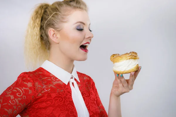 Woman holding cupcake dessert with cream — Stock Photo, Image