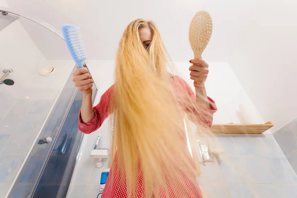 Mujer con el pelo largo y rubio —  Fotos de Stock