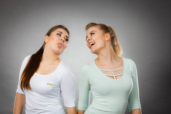 Duas mulheres felizes amigos se divertindo — Fotografia de Stock