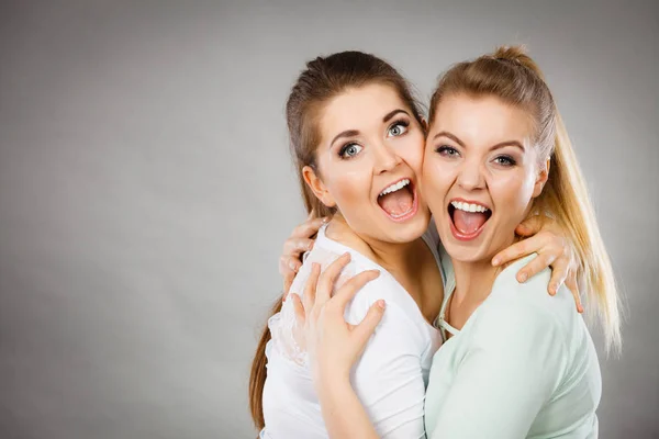 Dois amigos felizes mulheres abraçando — Fotografia de Stock
