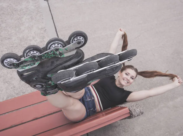 Gekke vrouw op Bank dragen rolschaatsen — Stockfoto