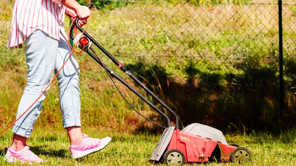 Berkebun. Memotong rumput dengan pemotong rumput — Stok Foto