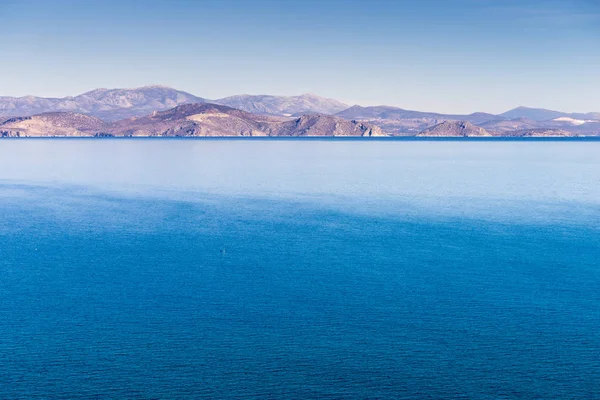 Griekse kustlijn op zonnige dag — Stockfoto