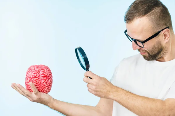 Hombre mirando el cerebro humano —  Fotos de Stock