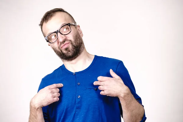 Nerd homme dans les lunettes pensée et pointage — Photo