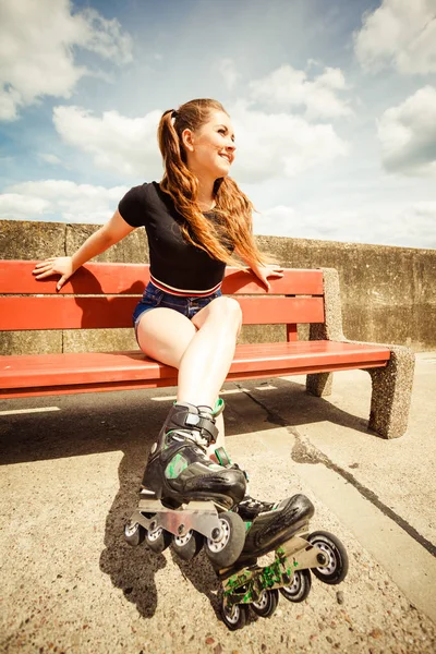 Młoda kobieta jazda na rolkach — Zdjęcie stockowe