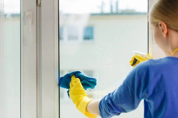 Chica ventana de limpieza en casa usando trapo detergente —  Fotos de Stock