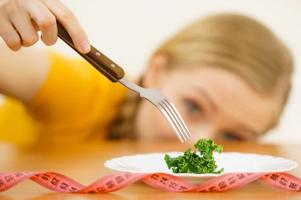 Giovane donna triste di essere a dieta — Foto Stock