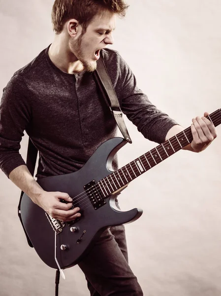 Joven tocando la guitarra eléctrica — Foto de Stock