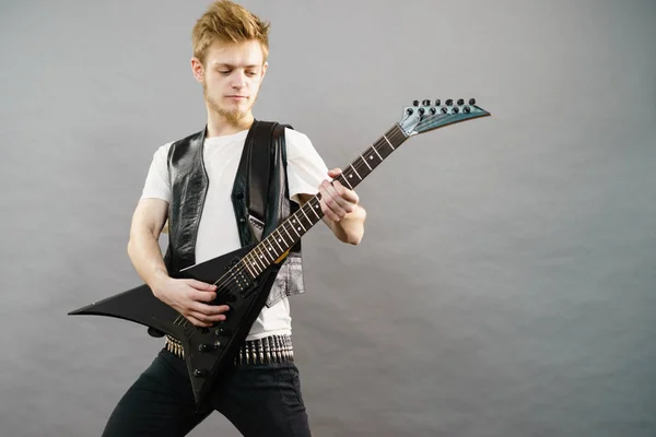 전기 기타를 연주하는 젊은이 — 스톡 사진