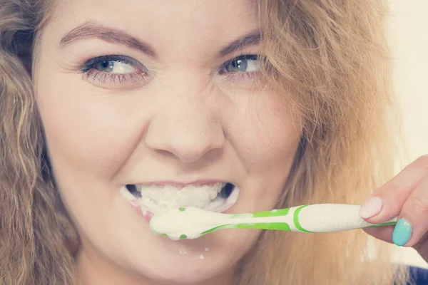 Mulher escovando dentes de limpeza — Fotografia de Stock