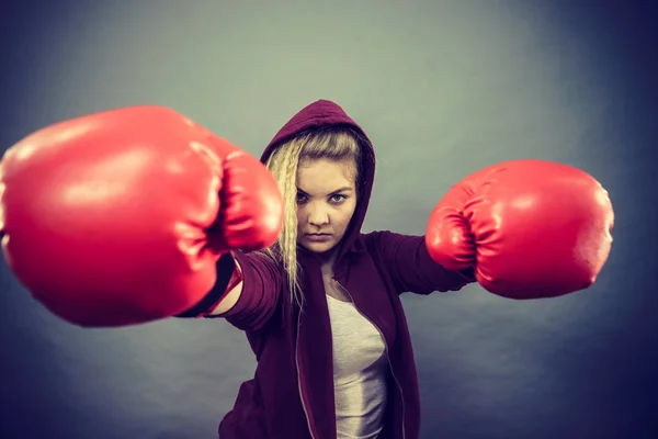 Donna che indossa guanti da boxe — Foto Stock