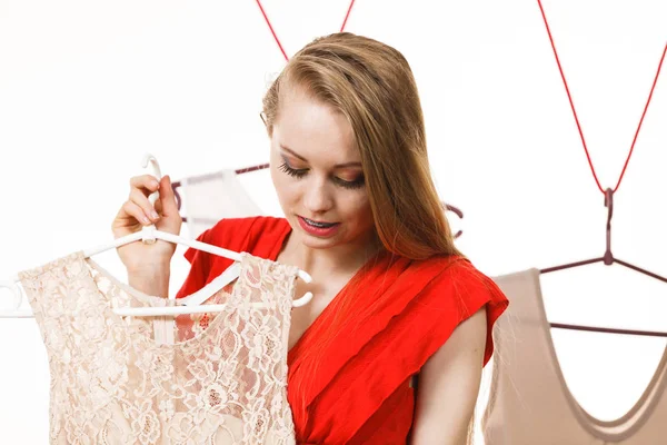 Mujer en tienda o guardarropa recogiendo vestido —  Fotos de Stock