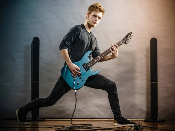Młody człowiek gra na gitarze elektrycznej — Zdjęcie stockowe