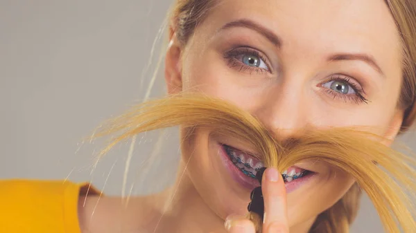 Donna che fa i baffi con i capelli biondi — Foto Stock