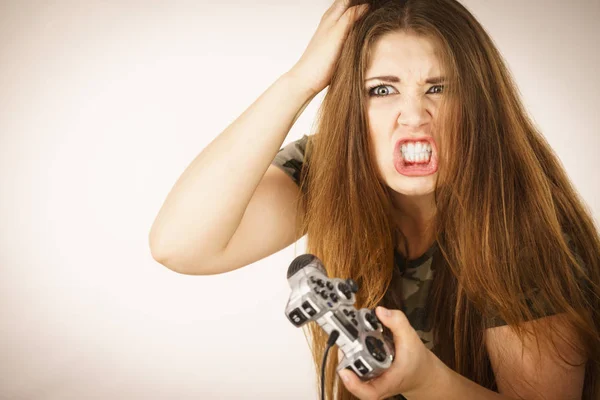 Mujer enojada sosteniendo la plataforma de juego — Foto de Stock