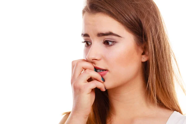 Mujer adolescente mirando preocupado, pensando en algo — Foto de Stock