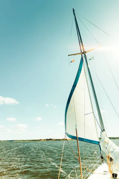 在阳光明媚的天气对帆船游艇 — 图库照片