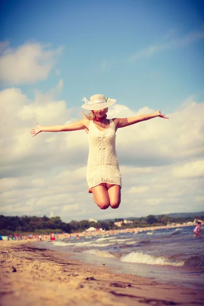 Mujer atractiva con vestido blanco . —  Fotos de Stock