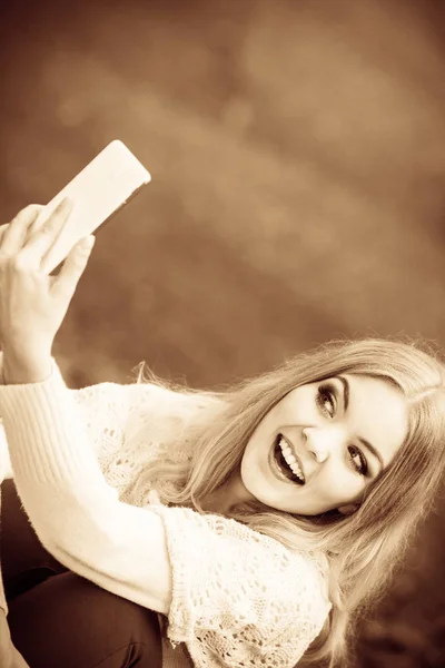 Blonde jeune fille prendre un selfie . — Photo