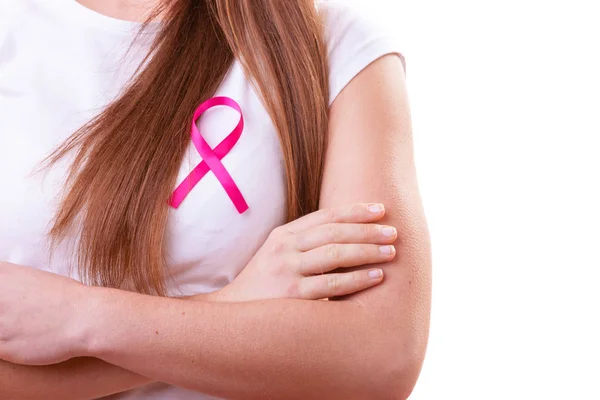 Nastro rosa sul petto della donna per sostenere la causa del cancro al seno — Foto Stock