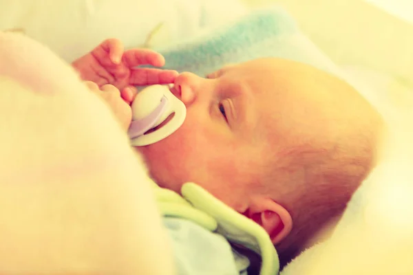 Close-up de recém-nascido dormindo com a tetina na boca — Fotografia de Stock
