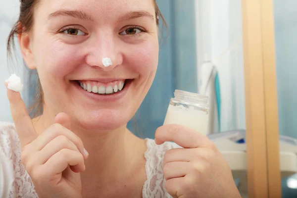 Frau die feuchtigkeitsspendende Hautcreme aufträgt. Hautpflege. — Stockfoto