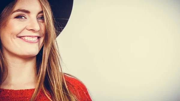 Chica elegante en sombrero . — Foto de Stock