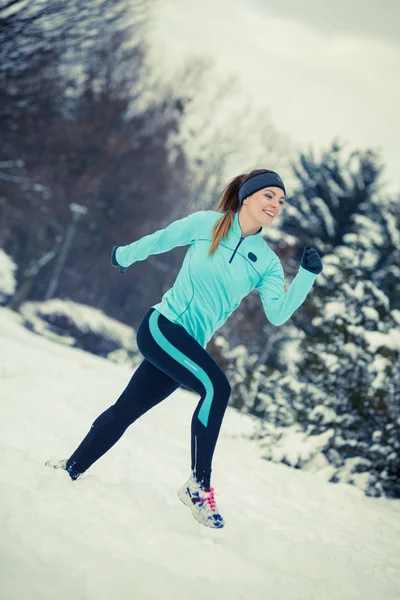 Winter sport, girl exercising in park — Stock Photo, Image