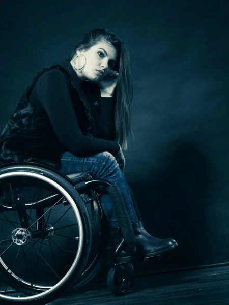 Mulher triste sentada em cadeira de rodas — Fotografia de Stock