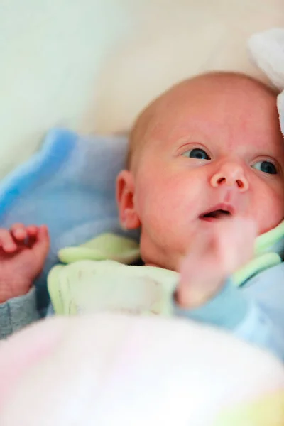 Yeni doğan bebek pijama yatakta yalan — Stok fotoğraf
