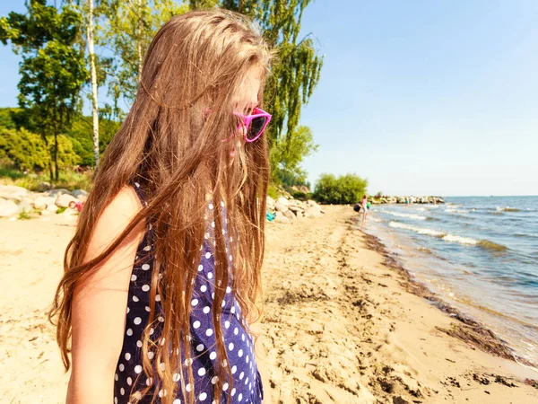 Retrato de chica al aire libre en verano . — Foto de Stock