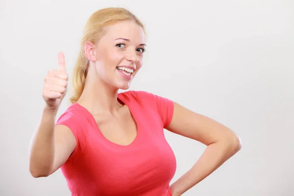 Mulher feliz mostrando polegares para cima gesto — Fotografia de Stock