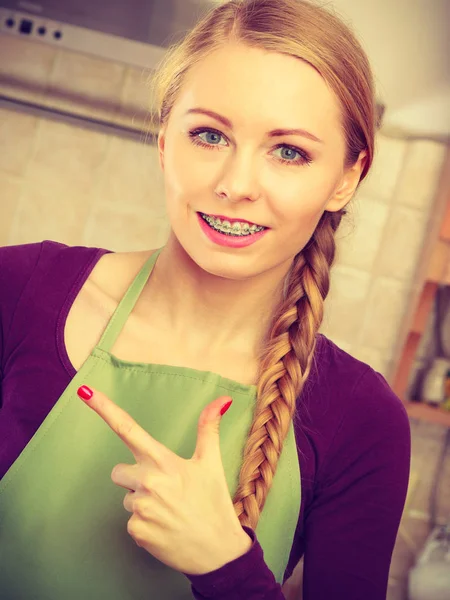 Happy smiling blonde woman wearing apron — Stock Photo, Image