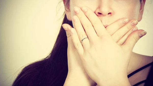Kadın ağzını el ile kaplama — Stok fotoğraf