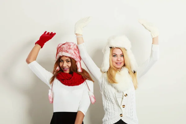 Duas meninas roupas quentes de inverno se divertindo . — Fotografia de Stock