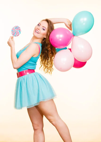 Mujer con globos de colores y piruleta — Foto de Stock