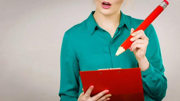 Geschäftsfrau denkt und schreibt intensiv — Stockfoto