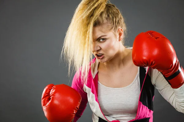 Boos vrouw dragen van bokshandschoenen — Stockfoto