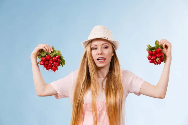 Donna felice che tiene il ravanello — Foto Stock