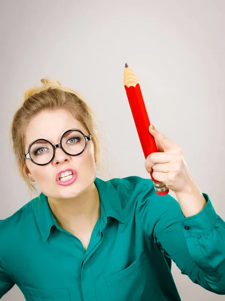 Wütende Lehrerin mit großem Bleistift — Stockfoto