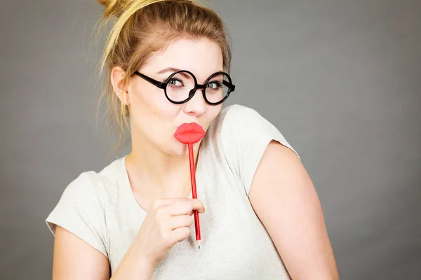 Mujer feliz sosteniendo labios falsos en palo — Foto de Stock