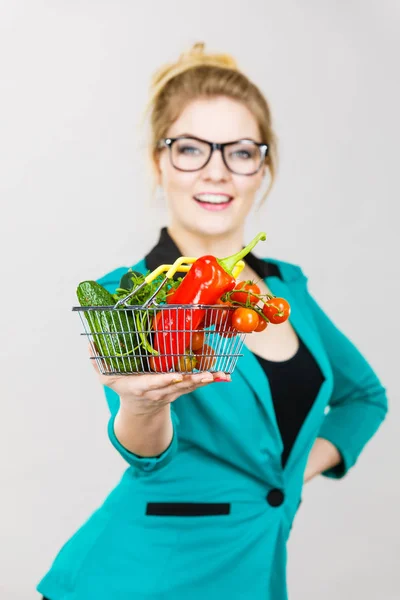 Mulher segura cesta de compras com legumes — Fotografia de Stock