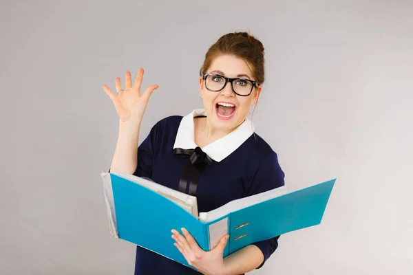 Mujer de negocios positiva feliz celebración de carpeta con documentos — Foto de Stock