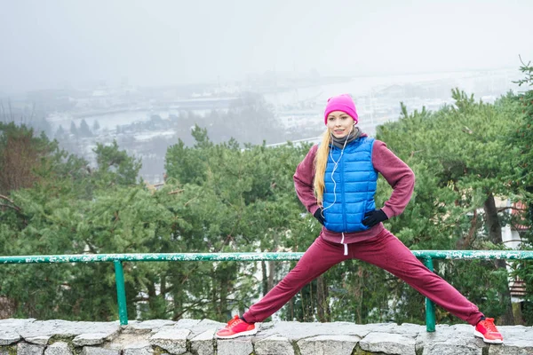 Mulher vestindo sportswear exercitando fora durante o outono — Fotografia de Stock