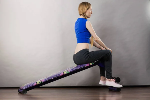 Woman training on bench for sit ups — Stock Photo, Image