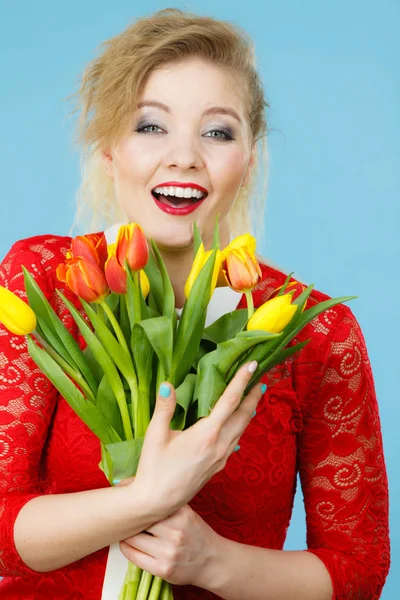 Hübsche Frau mit rotem gelben Tulpenstrauß — Stockfoto