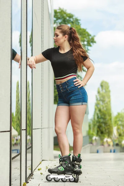 Mujer joven montando patines —  Fotos de Stock