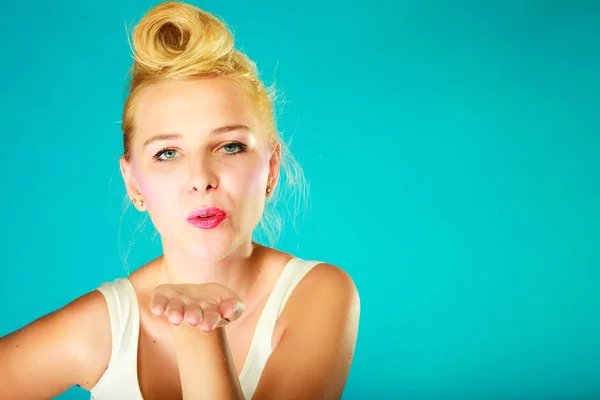 Schöne junge Pin-up-Mädchen senden Luftküsse — Stockfoto